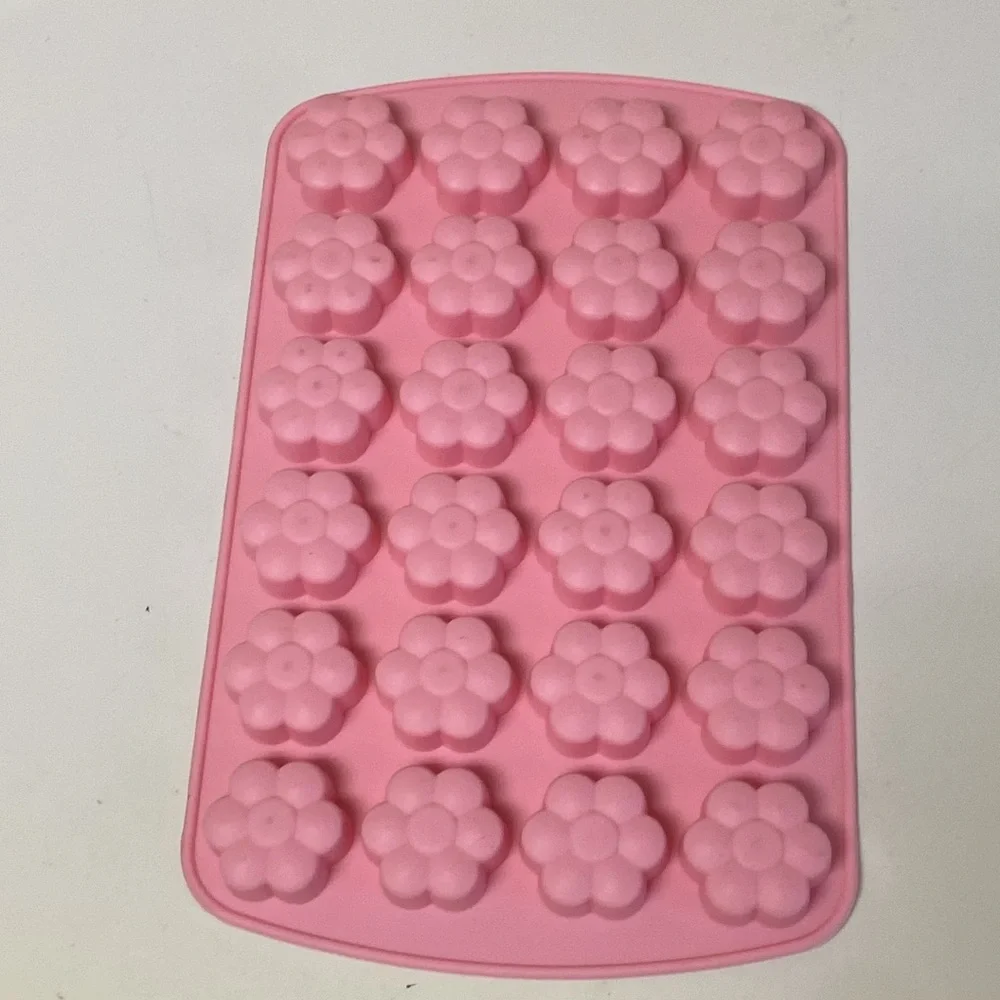 Wilton 24-Cavity Daisy Silicone NWOT Treat Cake Mold, Pink B17 - Picture 2 of 5